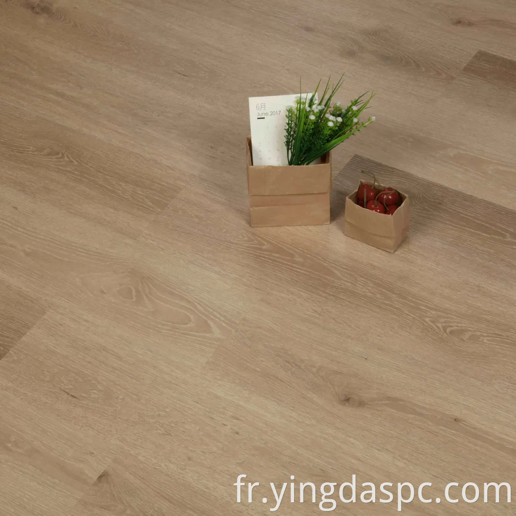 Plancher en vinyle imperméable de couleur chaude